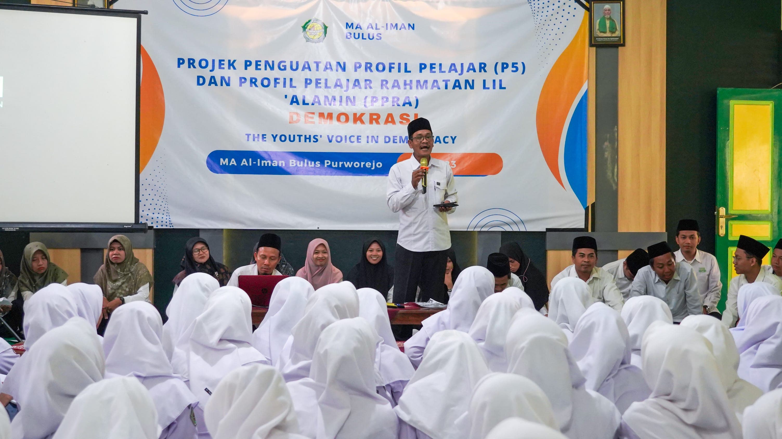 Foto kegiatan Projek Penguatan Profil Pelajar dan Profil Pelajar Rahmatan Lil Alamin (PPRA) yang diikuti oleh siswa-siswi Madrasah Aliyah Al-Iman Bulus Purworejo