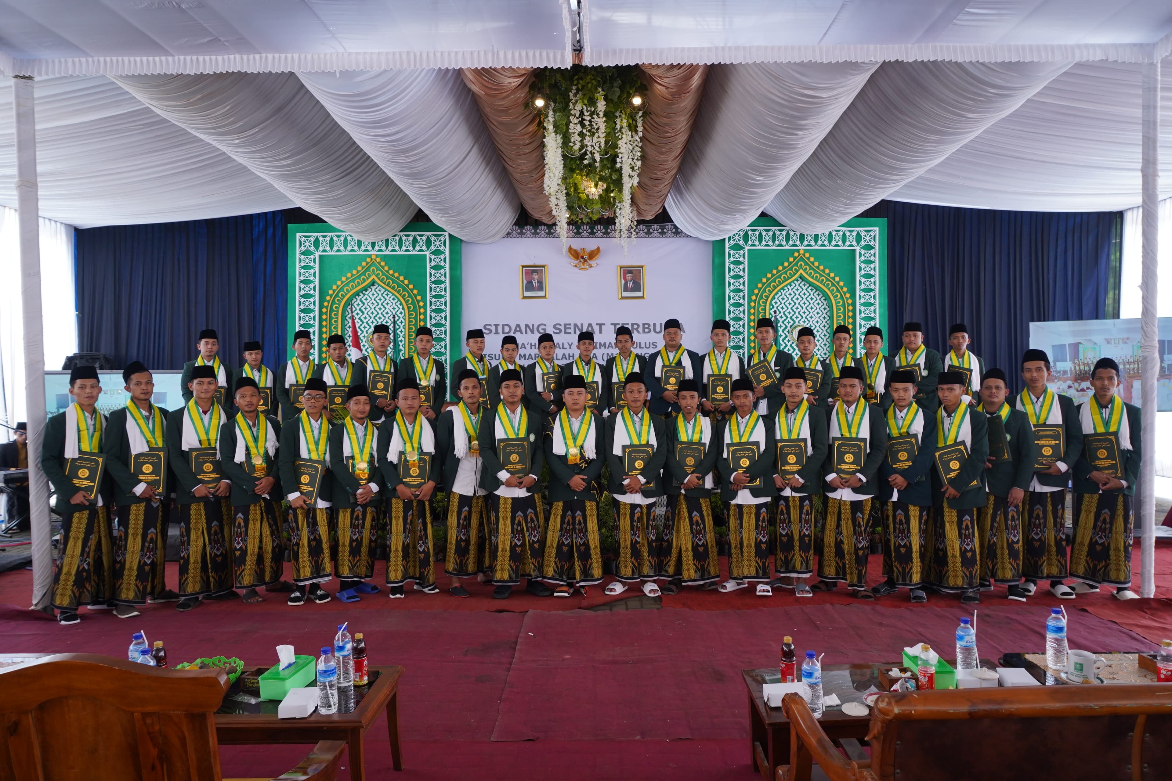 Foto siswa Madrasah Tsanawiyah berpose dengan guru/pengajar dalam acara Sekolah Aktif Literasi Nasional