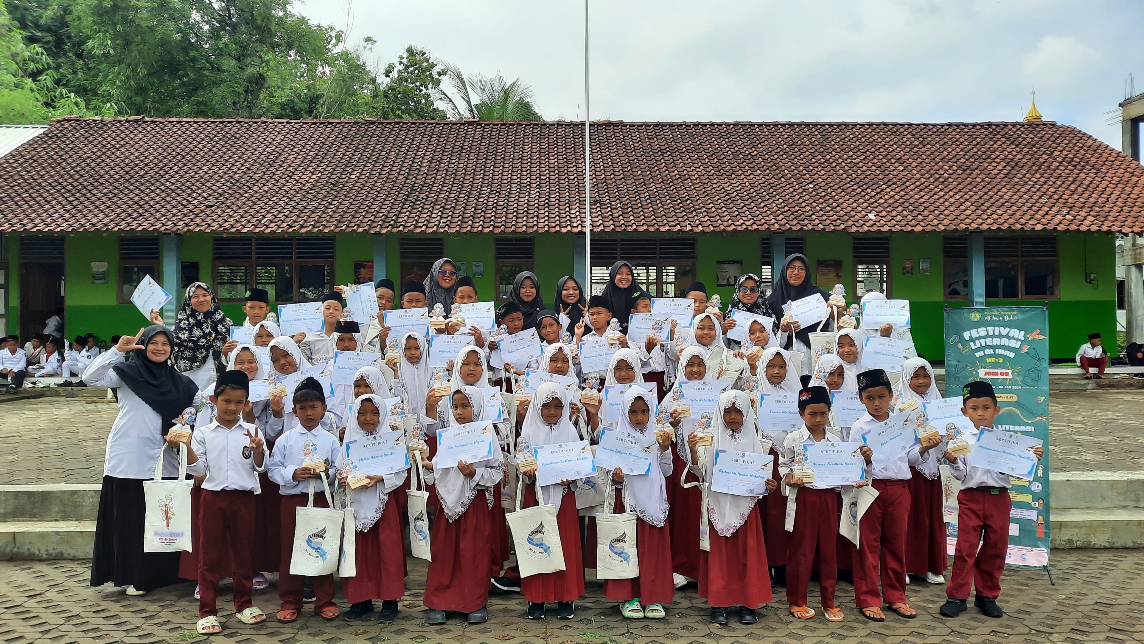 Foto siswa Madrasah Ibtidaiyah beserta para guru/pengajar dalam acara Festival Literasi Madrasah Ibtidaiyah Al-Iman