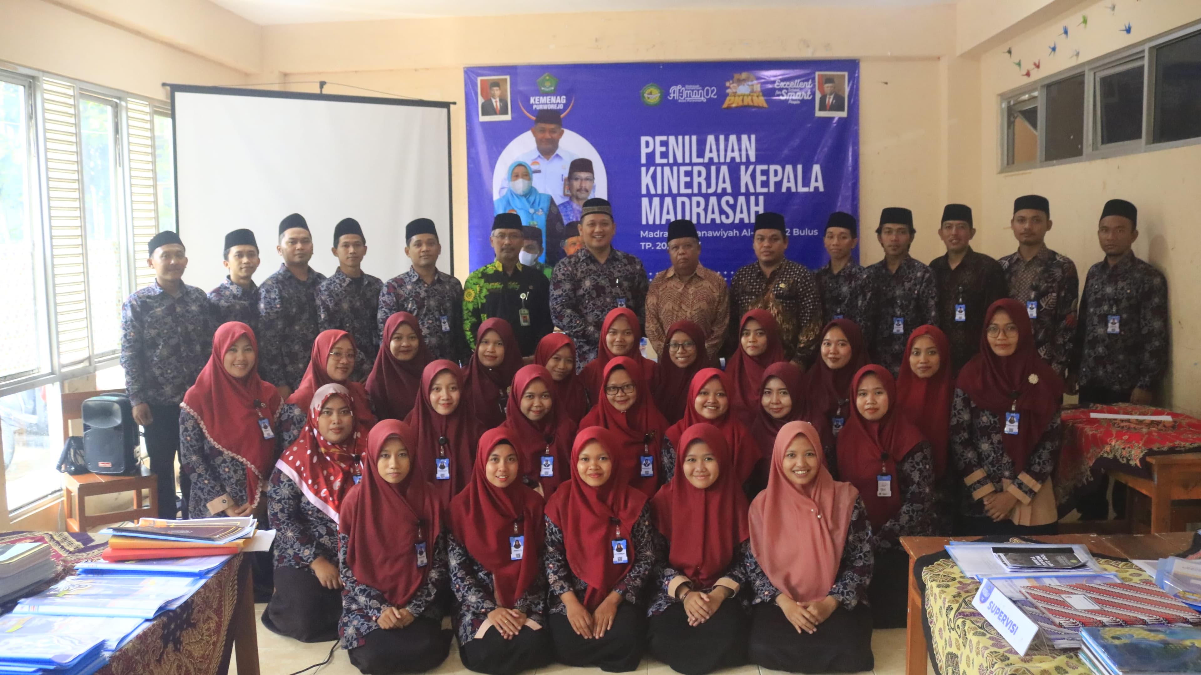 Foto jajaran guru serta kepala Madrasah Tsanawiyah 2 dalam acara Penilaian Kinerja Kepala Madrasah