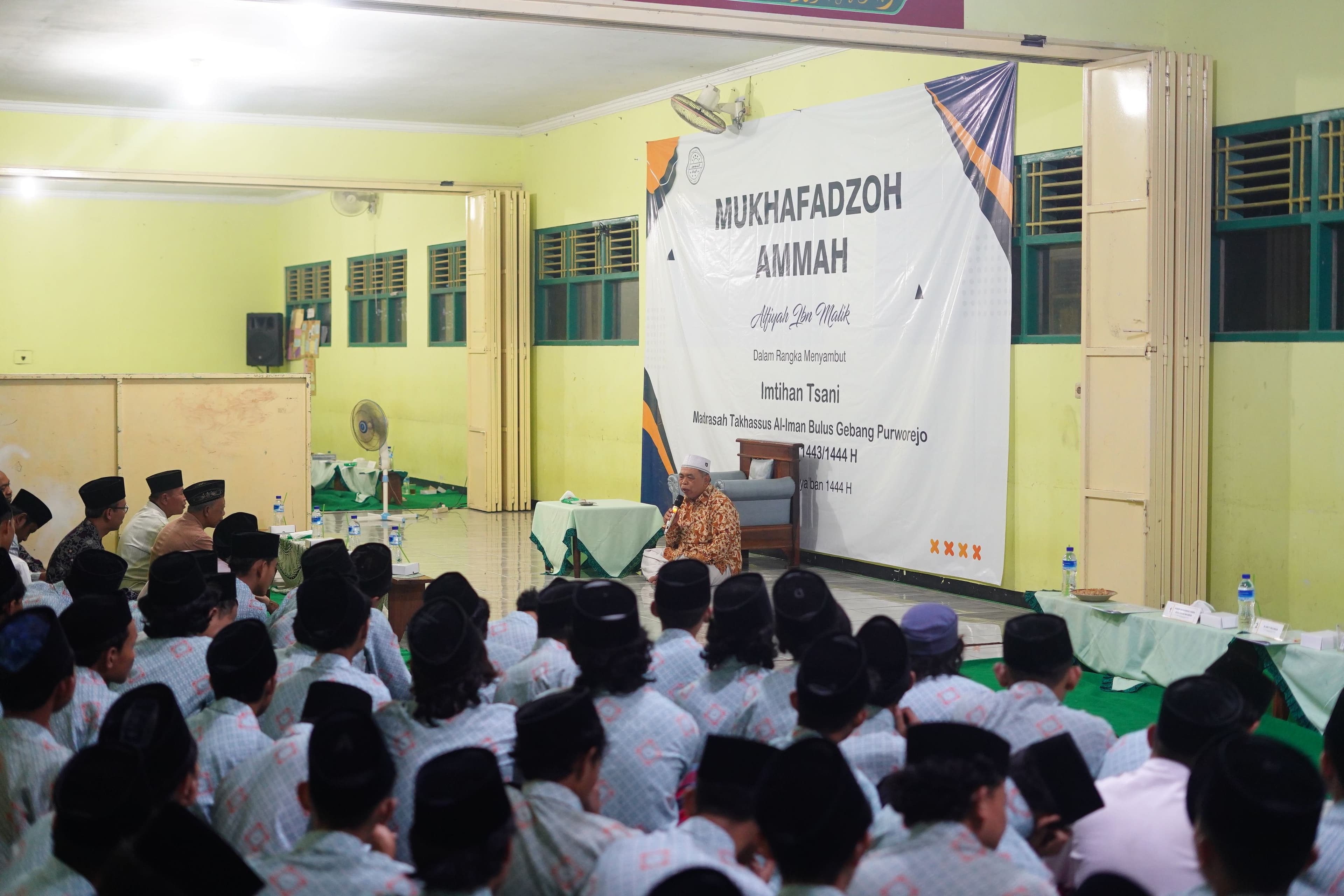 Foto siswa Madrasah Tsanawiyah berpose dengan guru/pengajar dalam acara Sekolah Aktif Literasi Nasional